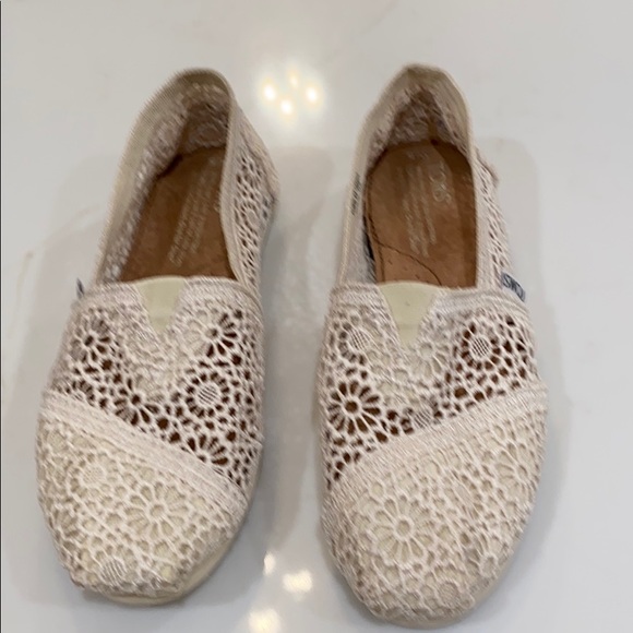 cream lace toms
